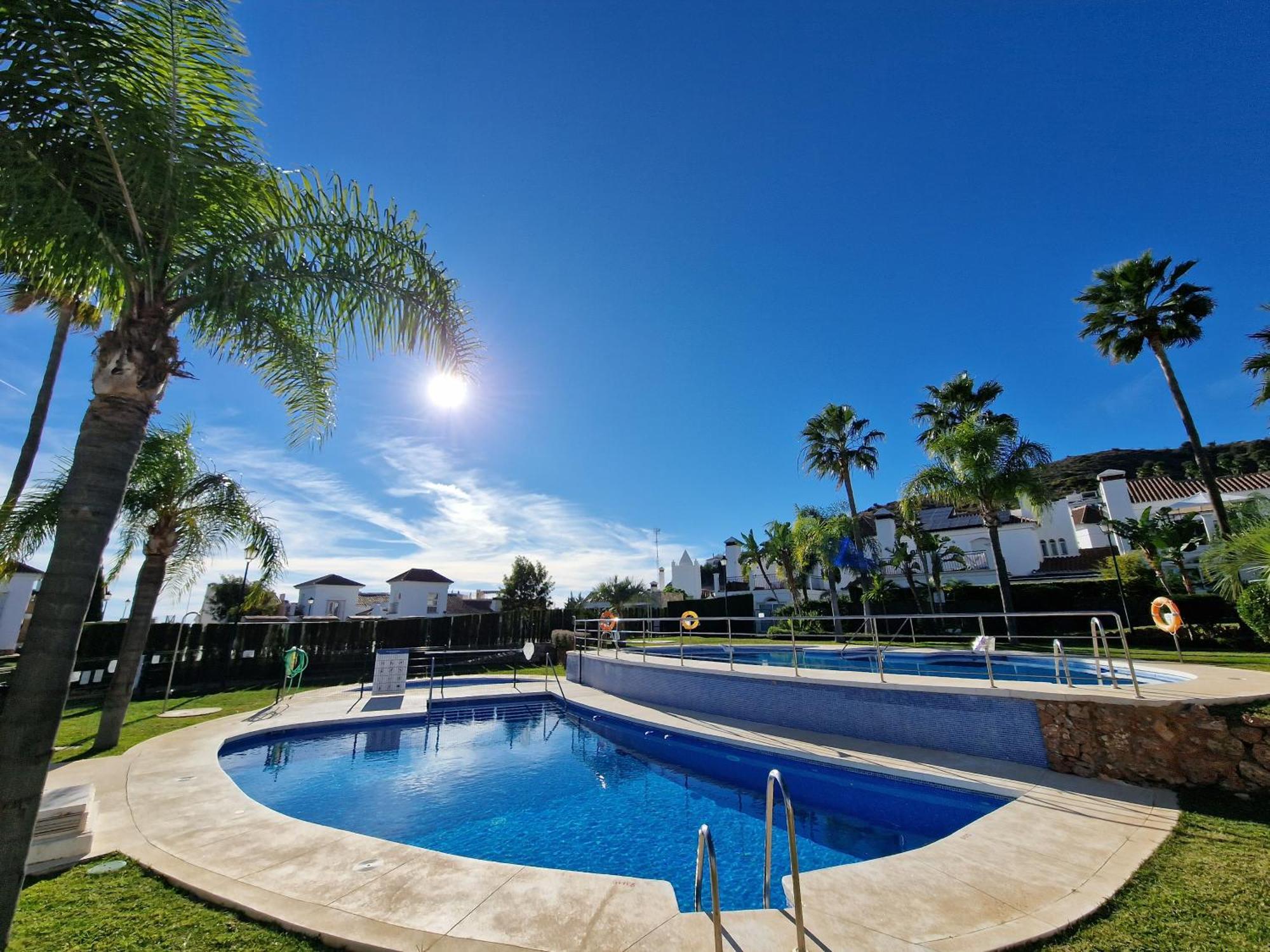 Sun & Palms - Cozy Flat In Quiet Neighbourhood With A Great Pool Area Apartment Malaga Bagian luar foto